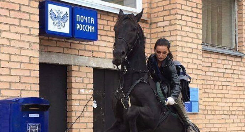 骑马送件的24岁邮递员姑娘玛丽亚·鲁布佐娃