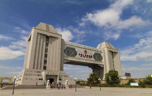 黑龙江的一个小城，是中国最大的边境口岸，充满浓郁的俄罗斯风情